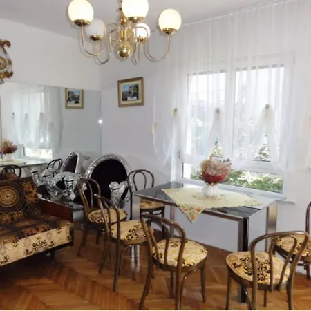 Beautiful In Croatia Next To The Beach, 8 People Apartman *