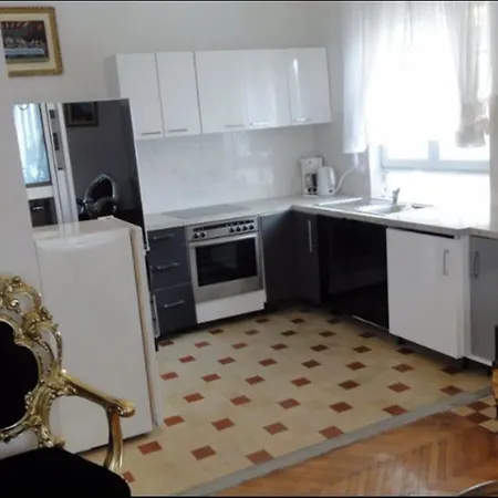 Beautiful In Croatia Next To The Beach, 8 People Apartman